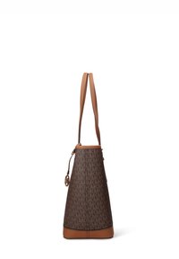 Borsa marrone monogrammata con design affusolato, dettagli in pelle marrone liscia e doppi manici a spalla. Presenta un dettaglio laterale con accessori metallici.