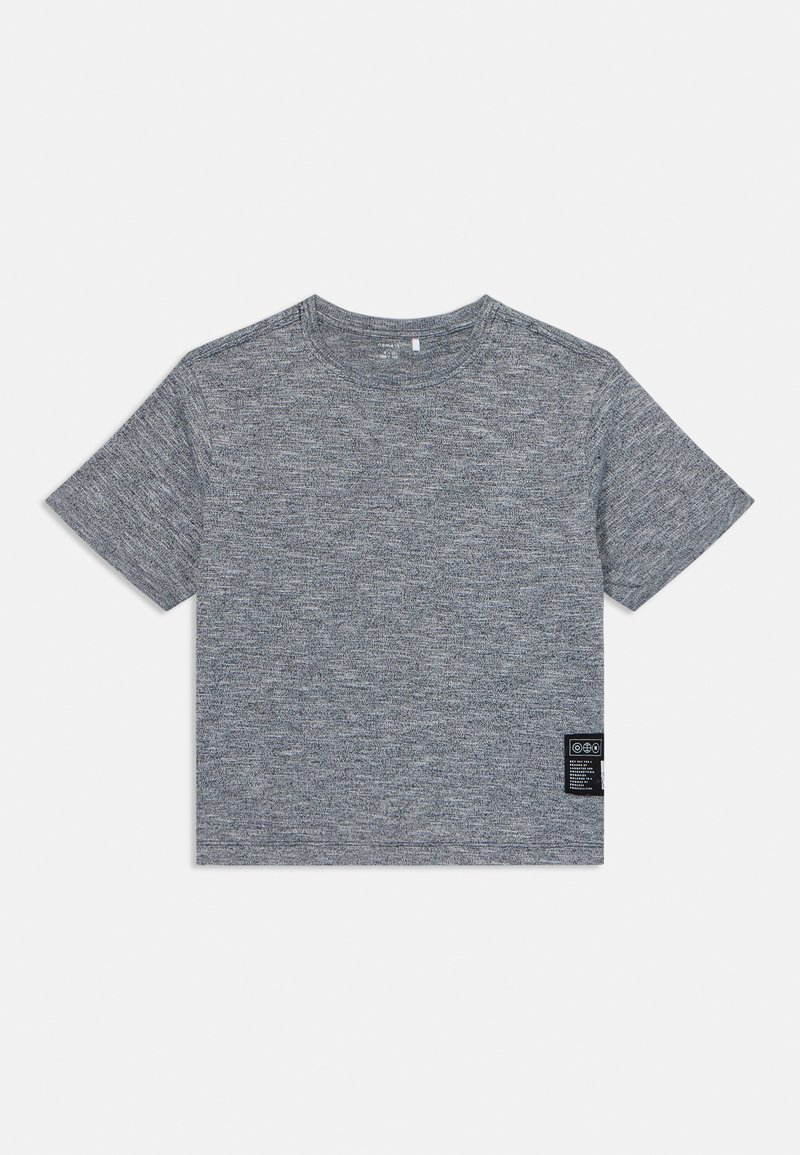 T-shirt cinza de manga curta feito de um tecido texturizado, com um decote redondo e um pequeno detalhe rotulado no lado inferior esquerdo.