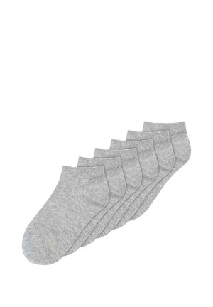 Sechs Paare schlichte hellgraue Knöchelsocken, diagonal auf weißem Hintergrund gestapelt.