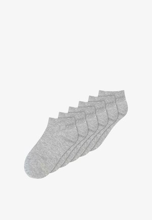 Sechs Paare schlichte hellgraue Knöchelsocken, diagonal auf weißem Hintergrund gestapelt.