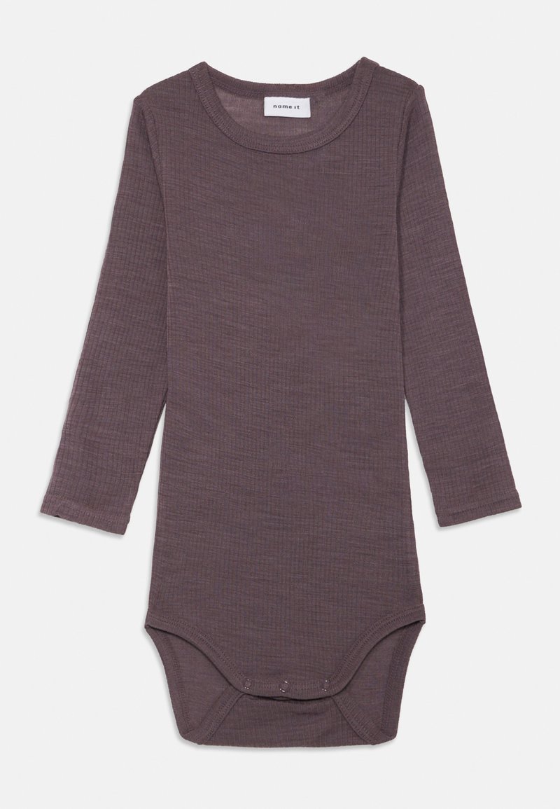 Langermet baby body i en strukturert mørkegråt tekstil med rund hals og trykknapper nederst for enkel påkledning.