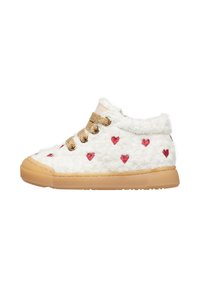 Sneaker alta in finta pelliccia bianca con motivi a cuore rossi, lacci dorati e suola in gomma beige. Presenta un collare imbottito e un design texture.