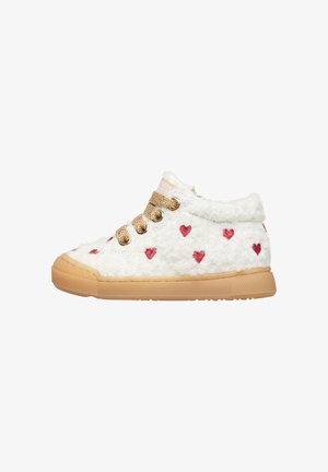 Sneaker alta in finta pelliccia bianca con motivi a cuore rossi, lacci dorati e suola in gomma beige. Presenta un collare imbottito e un design texture.