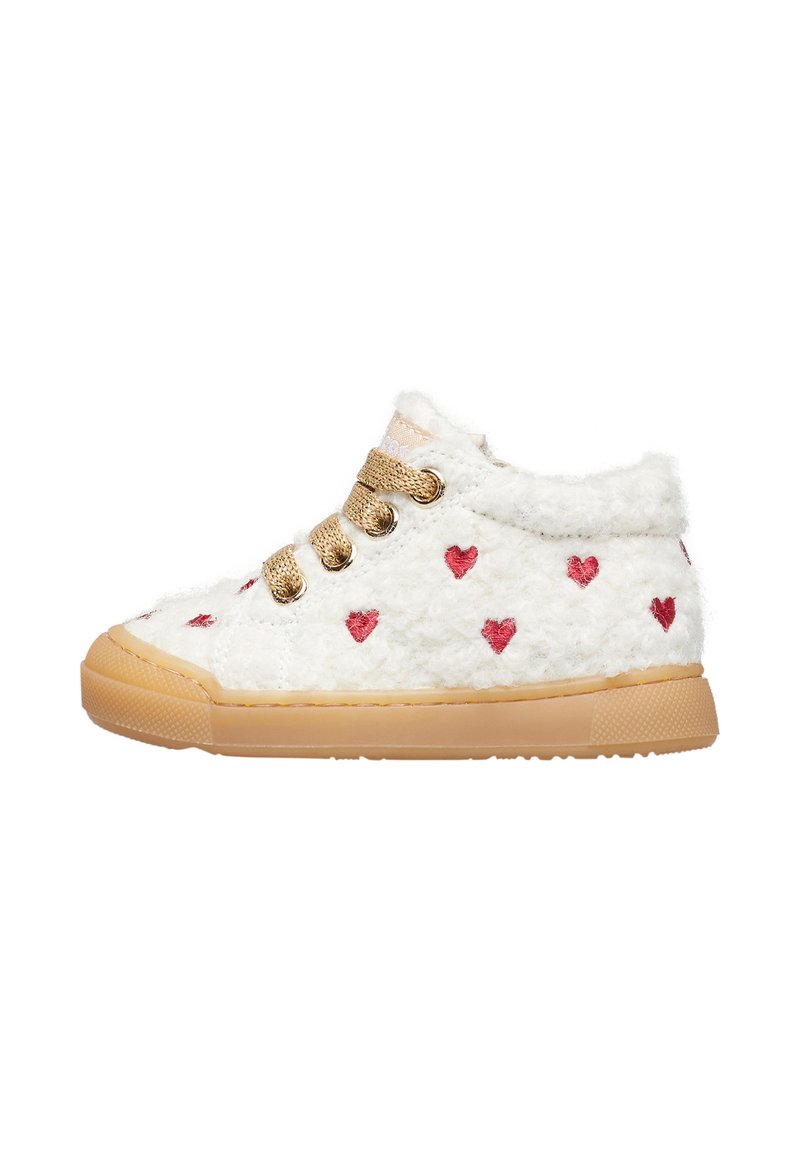 Sneaker alta in finta pelliccia bianca con motivi a cuore rossi, lacci dorati e suola in gomma beige. Presenta un collare imbottito e un design texture.
