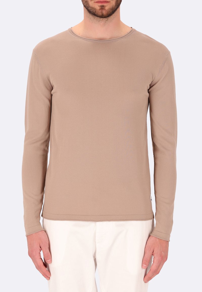 Camicia a maniche lunghe di colore marrone chiaro, realizzata in un tessuto morbido. Presenta un collo rotondo e una vestibilità slim, con dettagli di cucitura sottili lungo le giunture.