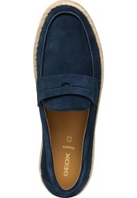 Loafer en suede bleu marine avec une semelle en caoutchouc, un bord en jute de style espadrille, un bout arrondi et une sangle décorative sur le dessus.