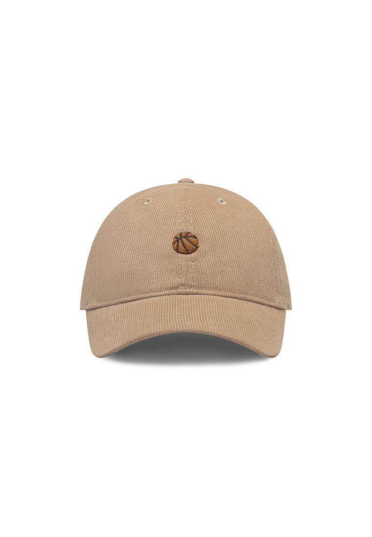 Beige kordbársony sapka középen hímzett kosárlabda dizájnnal. Ívelt karimával és varrott szellőzőlyukakkal rendelkezik.