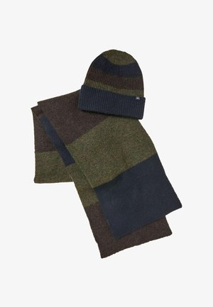 Strickmütze und Schal-Set in Dunkelgrün, Braun und Marineblau. Der Schal hat strukturierte Panels; die gerippte Mütze hat einen umgeschlagenen Saum.