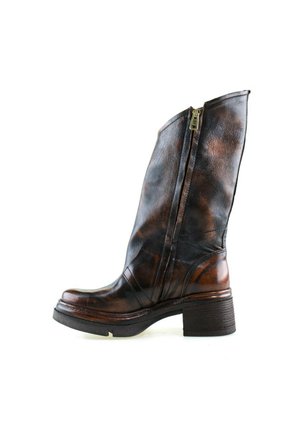 Botte haute en cuir marron avec fermeture éclair latérale, bout arrondi et talon empilé, vue de l'extérieur sur fond blanc.