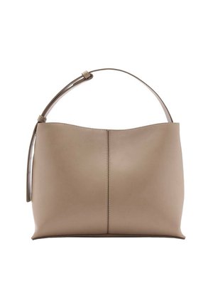 Bolso tote de cuero beige con una textura suave, parte superior curvada y una sola correa delgada. Presenta una costura central en la parte delantera.