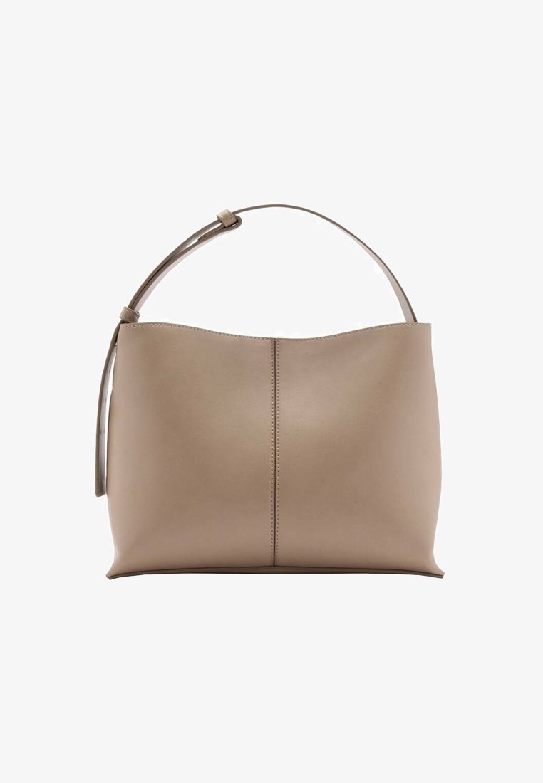 Bolso tote de cuero beige con una textura suave, parte superior curvada y una sola correa delgada. Presenta una costura central en la parte delantera.
