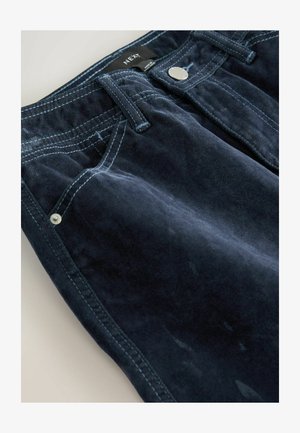 Sötétkék kordbársony nadrág világoskék varrással, ezüst gombokkal, öt zsebes kialakítással és puha textúrával.