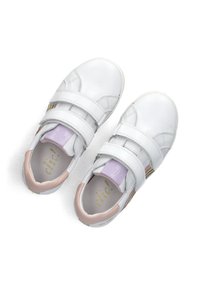 Weiße Sneaker mit Klettverschlüssen, lila und pinken Akzenten sowie einer strukturierten Sohle. Verfügt über ein metallisches Logo im Inneren und ein gestreiftes Design an der Seite.