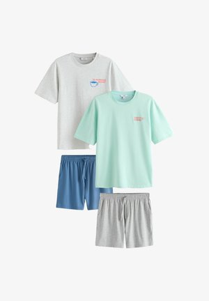 Dva volnočasové soupravy s tričky s potiskem a kraťasy s elastickým pasem; jedna sada v světle šedé a modré, druhá v mátově zelené a šedé.