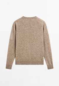 Maglione marrone lavorato a maglia con colletto rotondo, maniche lunghe e una texture morbida. Presenta un design semplice con polsini e orlo a costine.