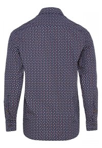 Herenoverhemd met lange mouwen in een blauw, wit en rood geometrisch vierkant patroon, gezien vanuit de rug.