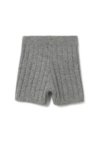 Pantalones cortos de punto gris con una textura acanalada y cintura. Presentan un diseño simple y sin adornos, con una entrepierna corta.