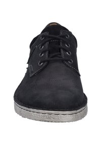 Černé semišové boty na šněrování, s texturovaným svrškem a kontrastní šedou gumovou podrážkou. Klasický zaoblený tvar špičky.