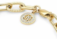 Bracciale in oro con un design a link testurizzato, un charm circolare con logo e un bordo impreziosito da cristalli.