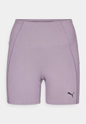 Liliowe szorty sportowe wykonane z elastycznej tkaniny, z wysokim stanem, płaskimi szwami i małym czarnym logo po lewej stronie.