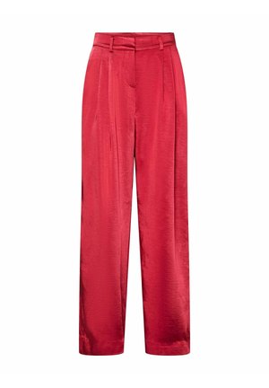 Rode, wijde broek van glad satijn. Kenmerken zijn een hoge taille, plooien aan de voorkant en zijzakken.