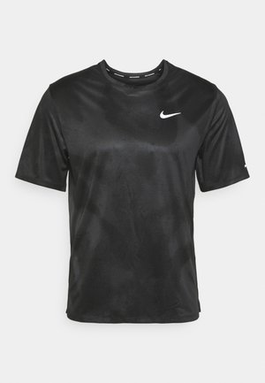 Schwarzes Nike-Laufshirt mit kurzen Ärmeln, weißem Swoosh-Logo auf der Brust und "Nike Running"-Schriftzug innen im Kragen, auf neutralem Hintergrund dargestellt.
