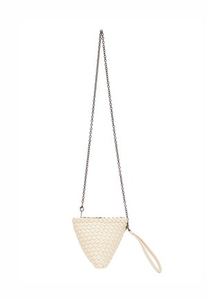 Borsa a tracolla color crema intrecciata a forma triangolare, con tracolla a catena e polsino laterale. Presenta una superficie testurizzata e un design minimalista.