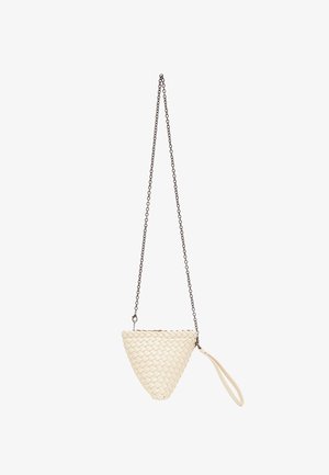 Spleciona torebka w kolorze kremowym o kształcie trójkąta, z łańcuszkowym paskiem i boczną kieszonką na nadgarstek. Charakteryzuje się teksturowaną powierzchnią oraz minimalistycznym designem.