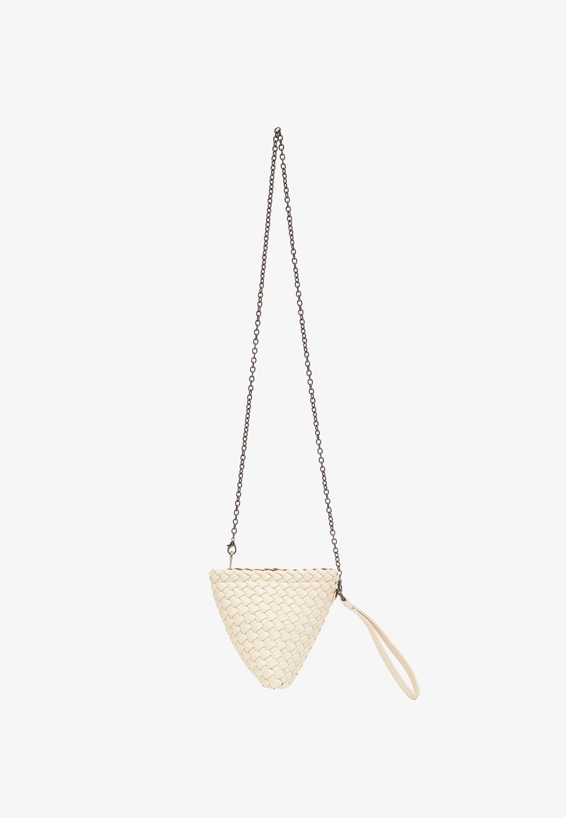 Geflochtene cremefarbene Handtasche in dreieckiger Form, mit Kettenriemen und seitlichem Handgelenkband. Hat eine strukturierte Oberfläche und ein minimalistisches Design.