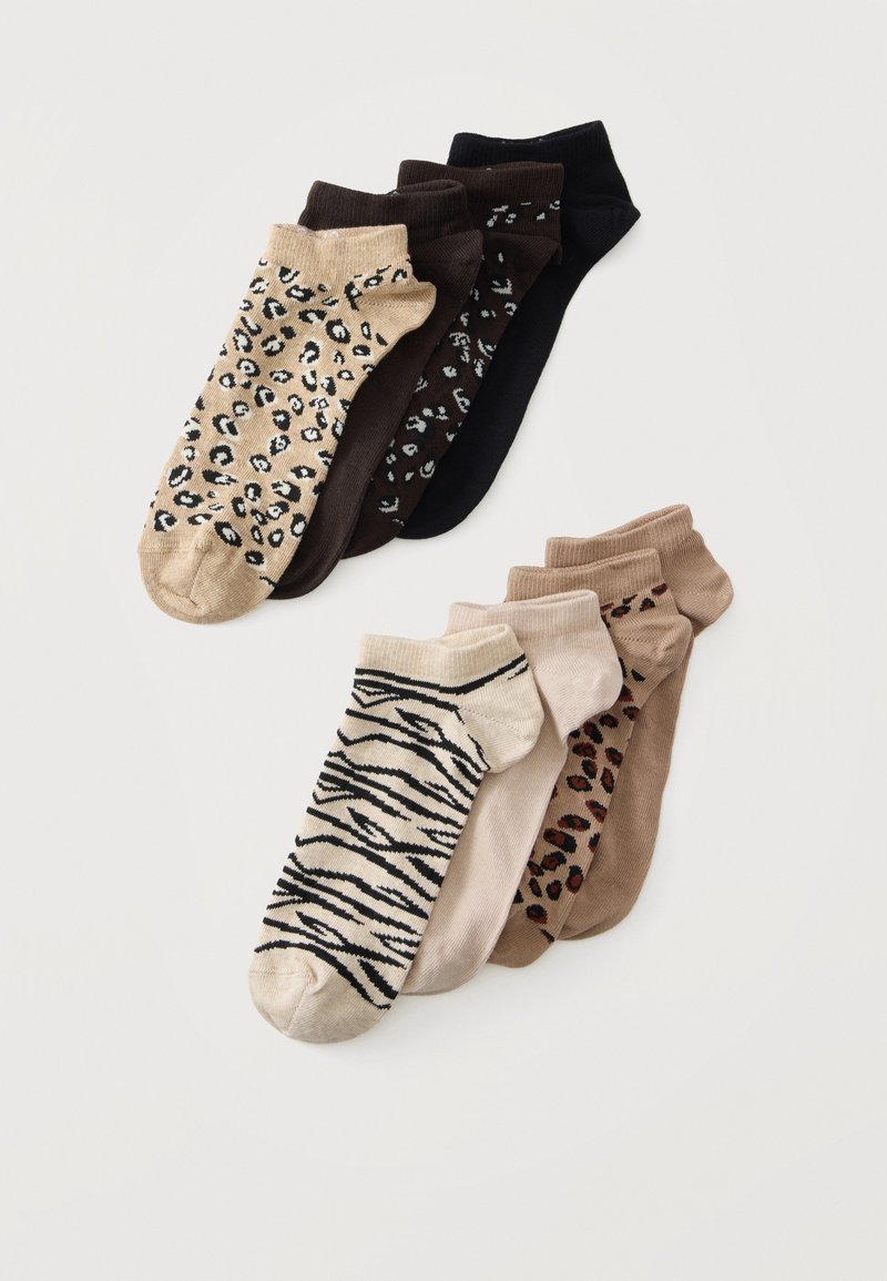 Deux ensembles de cinq paires de chaussettes chevilles chacun, avec des motifs unis marron, noir, beige et imprimés animaux incluant des motifs léopard et zèbre.