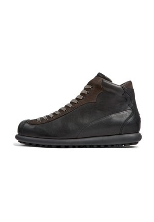 Bottes de randonnée en cuir et en daim avec une combinaison de couleurs noir et gris foncé, design montante, œillets en métal et semelle texturée.