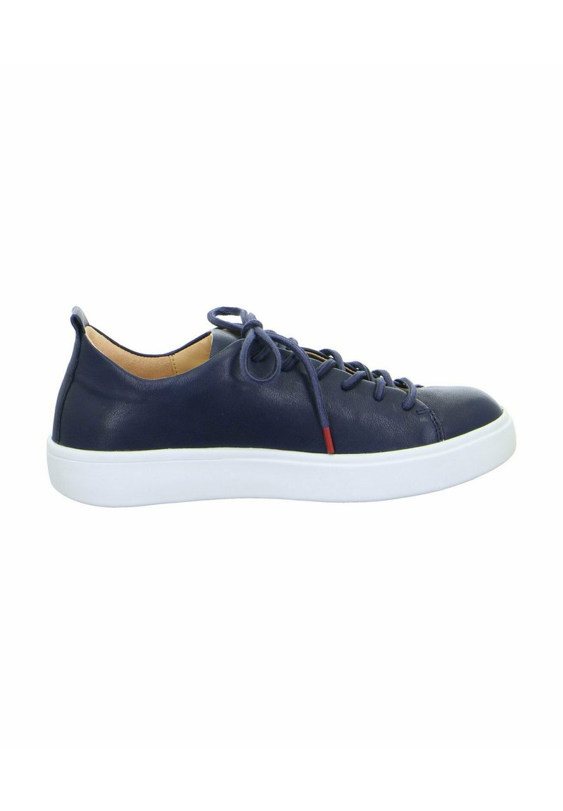 Navyblaue Ledersneaker mit glatter Textur, runder Zehenform, weißer Gummisohle und traditionellem Schnürdesign, mit einem kleinen roten Akzent.