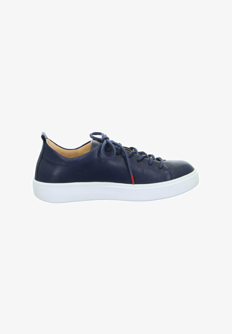 Navyblaue Ledersneaker mit glatter Textur, runder Zehenform, weißer Gummisohle und traditionellem Schnürdesign, mit einem kleinen roten Akzent.