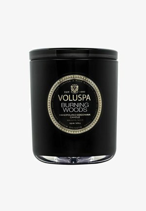 Svart glasljusburk med guld detaljer, märkt "Voluspa Burning Woods." Rymmer 9,5 oz handgjord cocowax och har en slät yta.