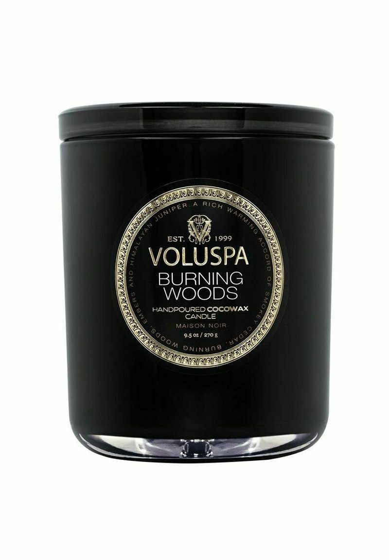 Svart glasljusburk med guld detaljer, märkt "Voluspa Burning Woods." Rymmer 9,5 oz handgjord cocowax och har en slät yta.