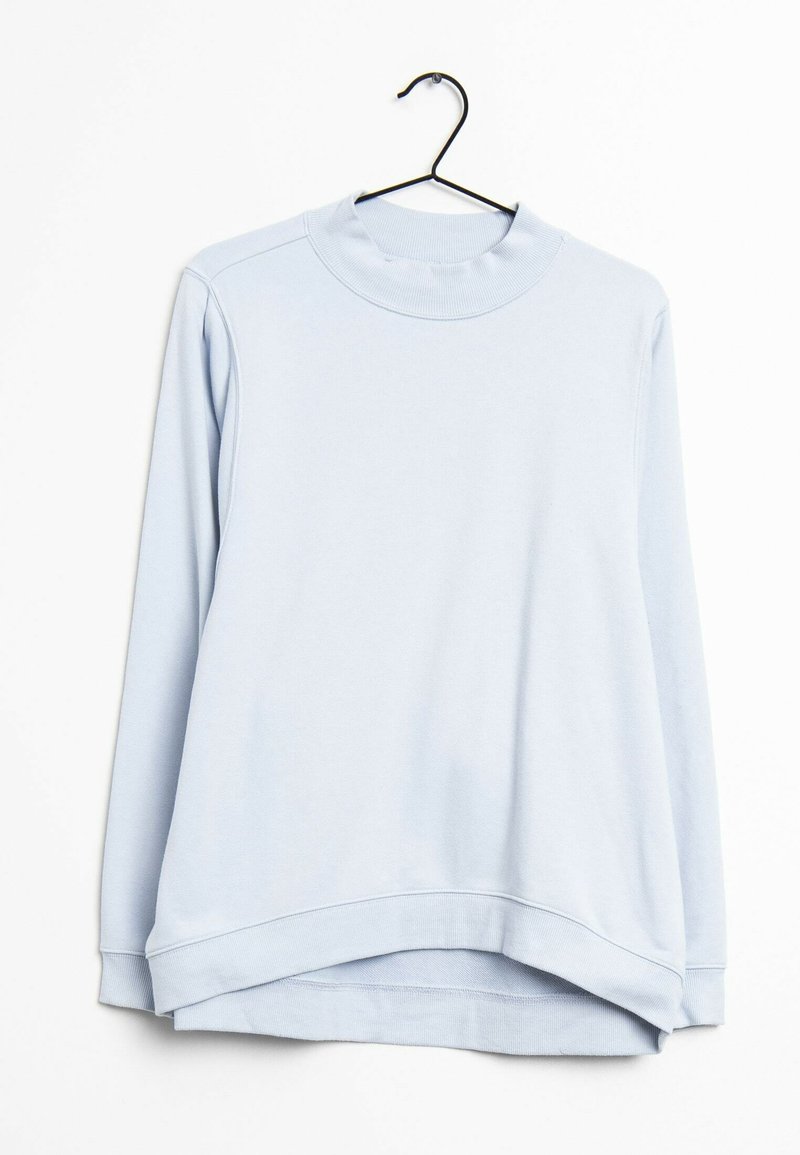 Světle modrý svetr s dlouhým rukávem, ribbovaným vysokým límcem a lemem, zavěšený na černém ramínku na bílém pozadí.
