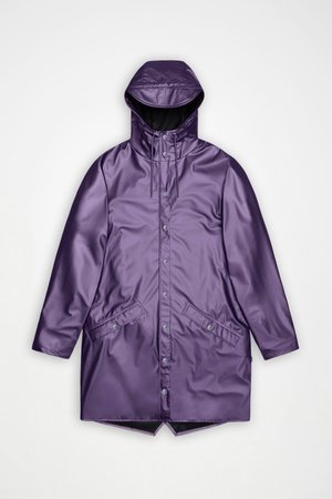 Manteau imperméable violet avec capuche, boutons-pression, deux poches avant et une texture lisse et brillante. Présente un ourlet arrière plus long.