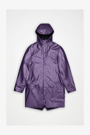 Manteau imperméable violet avec capuche, boutons-pression, deux poches avant et une texture lisse et brillante. Présente un ourlet arrière plus long.