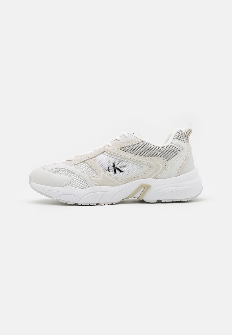 Baskets blanches et beiges avec des panneaux en mesh et le logo Calvin Klein sur le côté, vues de l'extérieur sur fond blanc.