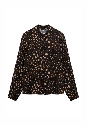 Camisa negra de manga larga con un patrón de estampado de leopardo en tonos beige y marrón, con un cuello clásico y cierre de botones en la parte delantera.