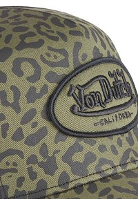 Casquette vert olive avec des taches de léopard foncé et un écusson brodé "Von Dutch California" sur le panneau avant.