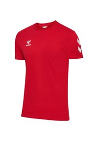 Rød kortærmet T-shirt lavet af bomuld, med rund hals, hvidt logo på brystet og hvide chevron-detaljer på venstre ærme.