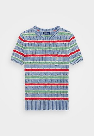 Blauwe gebreide trui met korte mouwen, rood-groene horizontale strepen en een klein voorvakje met een wit logo.