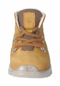 Botas de cuero marrón hasta el tobillo con parte superior de textil color marrón claro, forro de piel sintética, cordones marrones, agujeros plateados y suela de goma con patrones texturizados.