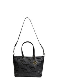 Bolso tote negro hecho de material texturizado con patrones geométricos, doble asa y correa de hombro desmontable. Presenta un charm con logotipo dorado.