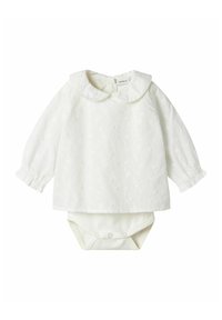 Maglietta bianca a maniche lunghe con colletto arrotondato e motivo floreale a rilievo, abbinata a un body coordinato con chiusure a pressione.