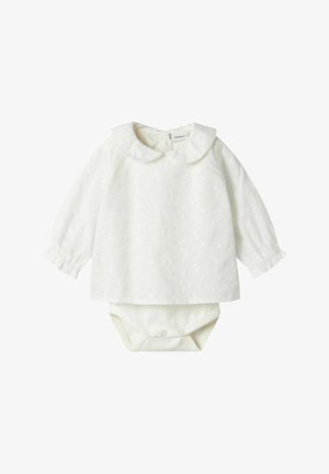 Maglietta bianca a maniche lunghe con colletto arrotondato e motivo floreale a rilievo, abbinata a un body coordinato con chiusure a pressione.