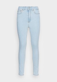 Jeans skinny azuis claros feitos de denim, com cintura alta, bolsos frontais, bolsos traseiros e fecho com botão metálico. Textura suave.