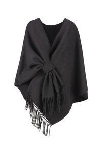 Schwarzer Wollponcho mit Wickeldesign, der eine geknotete Akzentuierung vorne und lange Fransen am unteren Rand aufweist.