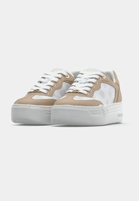 Sneakers beige e bianche con tomaia testurizzata, punta tonda, suola bianca spessa e dettagli in metallo dorato. Motivo delicato sul lato.